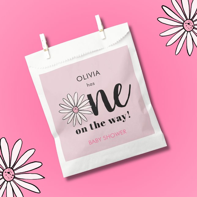 Bolsa De Papel Chicas modernos Baby Shower Daisy Floral (Modern pink floral daisy baby shower favor bags. 'One on the Way' floral daisy design.)