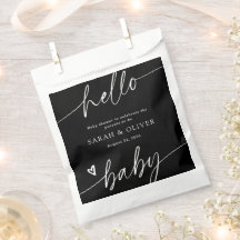 Chupinada de bebé en blanco y negro con letra eleg