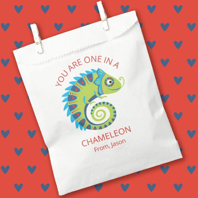 Bolsa De Papel Clase Día de San Valentín Infantil Cute Chameleon (A cute kids classroom Valentines Day Treat bag featuring a chameleon.)