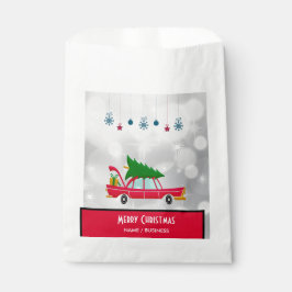 Bolsa De Papel Coche rojo retro que lleva un árbol de Navidad