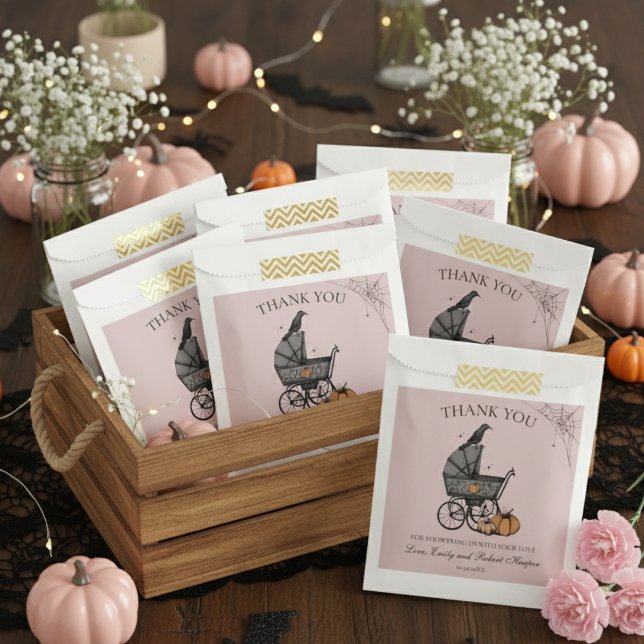 Bolsa De Papel Cochecito de bebé rosa gótico agradecimiento por B (Pink Gothic Halloween Baby Shower Favor Bag. Cute Spooky Vintage Baby Carriage, Pumpkins, Black Crow)