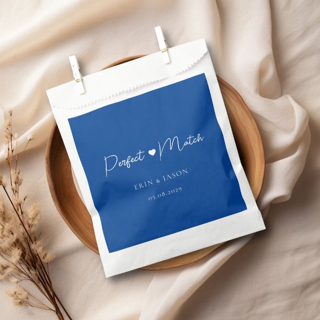 Bolsa De Papel ¡Coincidencia perfecta! Azul, elegante, simple (Perfect Match! Elegant, Simpel, Heart, Wedding Favor Bag with your name and date.)