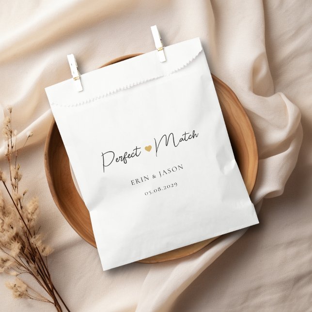 Bolsa De Papel ¡Coincidencia perfecta! Elegante, simple, corazón (Perfect Match! Elegant, Simpel, Heart, Wedding Favor Bag with your name and date.)
