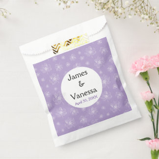 Bolsa De Papel Color púrpura claro y peonías blancas.