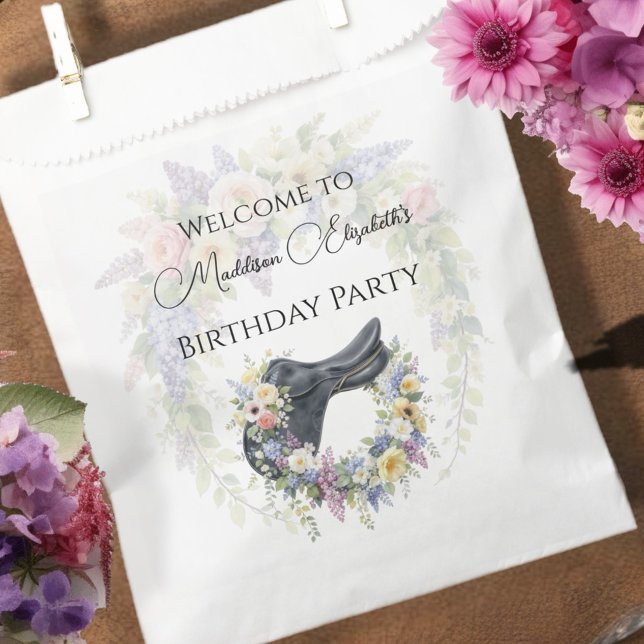Bolsa De Papel Cumpleaños de caballo  (This charming design sets the scene for a fun-filled celebration.)