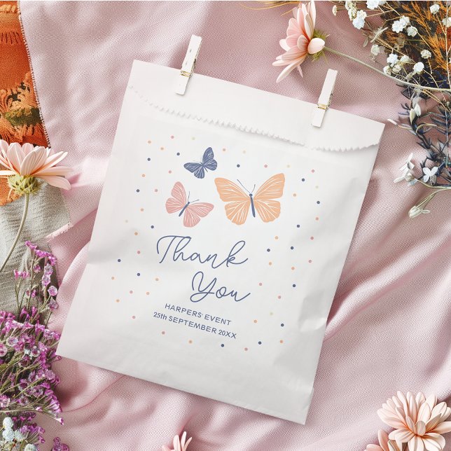 Bolsa De Papel Cumpleaños moderno y simple de la mariposa (This modern design brings a fresh twist to a classic theme with its minimalist butterfly motif.)