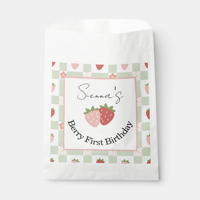 Bolsa De Papel Cumpleaños primero personalizable de fresa Gingham (Anverso)