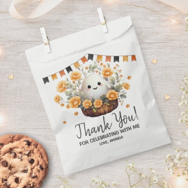 Bolsa De Papel Cute Fantasma Favor de Cumpleaños de Halloween (Add a touch of cuteness to your Halloween birthday celebration with this adorable ghost design.)