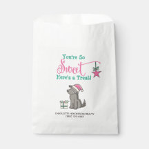 Cute perro de Santa Hat aquí es un dulce delicioso