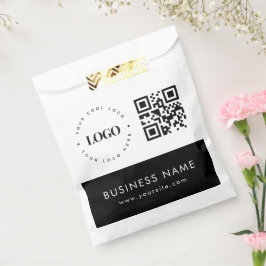 Bolsa de papel de texto y código QR del logotipo c