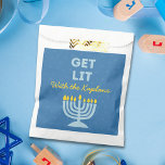 Bolsa De Papel Divertida Moda "Get Lit" Personalizada Menorah Han<br><div class="desc">¡Añade un toque festivo a tu celebración de Hanukkah con estas divertidas bolsas de favores de "Get Lit"! Con un atrevido ilustracion azul menorah, un mensaje lúdico y un texto con el nombre de la familia personalizable, estas bolsas son perfectas para regalar regalos, regalos o favores de fiesta. El diseño...</div>