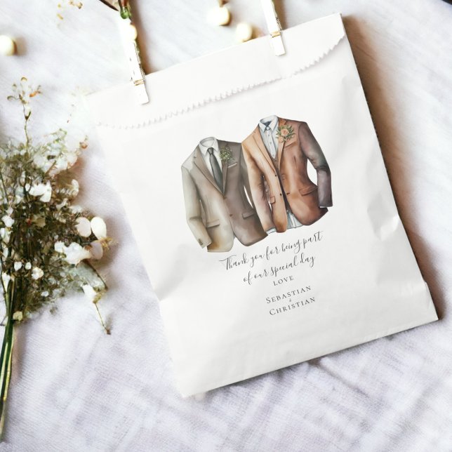 Bolsa De Papel Dos novios en traje para Boda gay personalizado (Two Grooms in Suits Personalized Gay Wedding Favor Bags from Ricaso)
