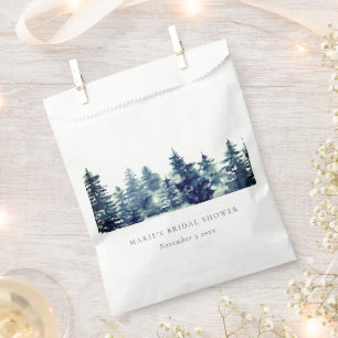 Bolsa De Papel Ducha nupcial de color de nieve en el bosque de pi