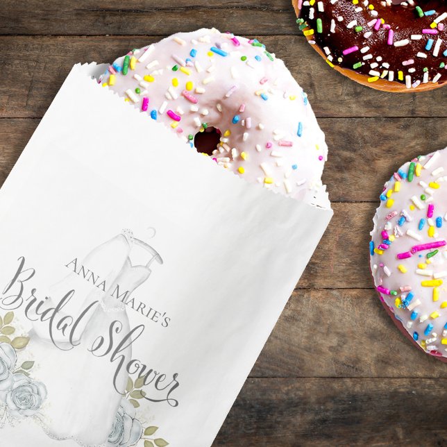 Bolsa De Papel Ducha nupcial Dusty Blue Floral Boda Vestido (Classic wedding bridal shower favor bag with stylish calligraphy script. )