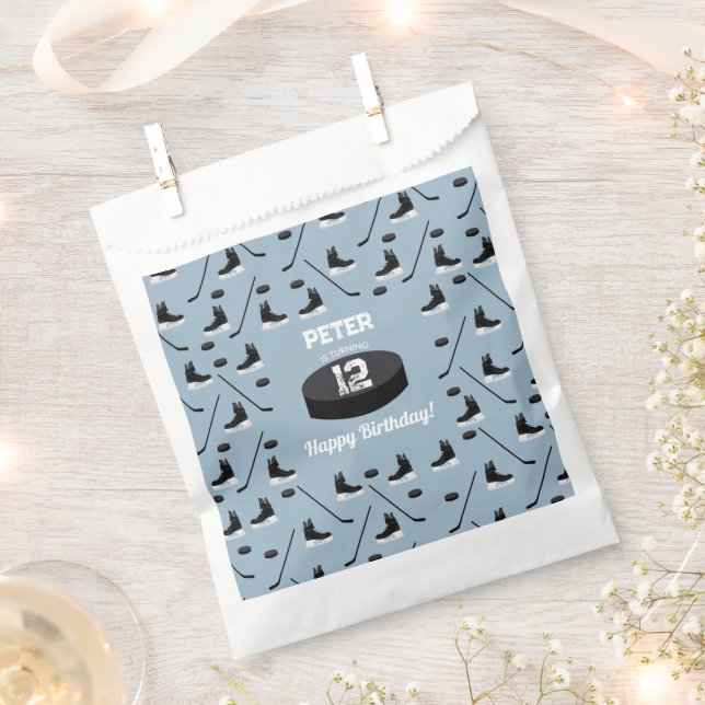 Bolsa De Papel Dusty Blue Ice Hockey Stick, Skate Puck Cumpleaños (Cortado)