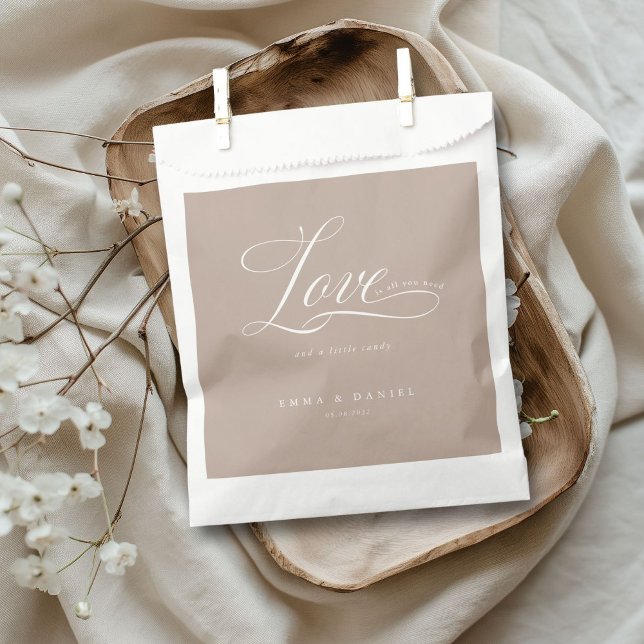 Bolsa De Papel ¡El amor es todo lo que necesitas! Boda (Love is all you need! Wedding Favor Bag with your name and date.)