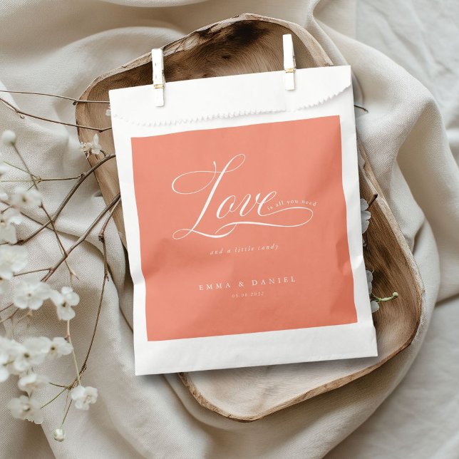 Bolsa De Papel ¡El amor es todo lo que necesitas! Boda (Love is all you need! Wedding Favor Bag with your name and date.)
