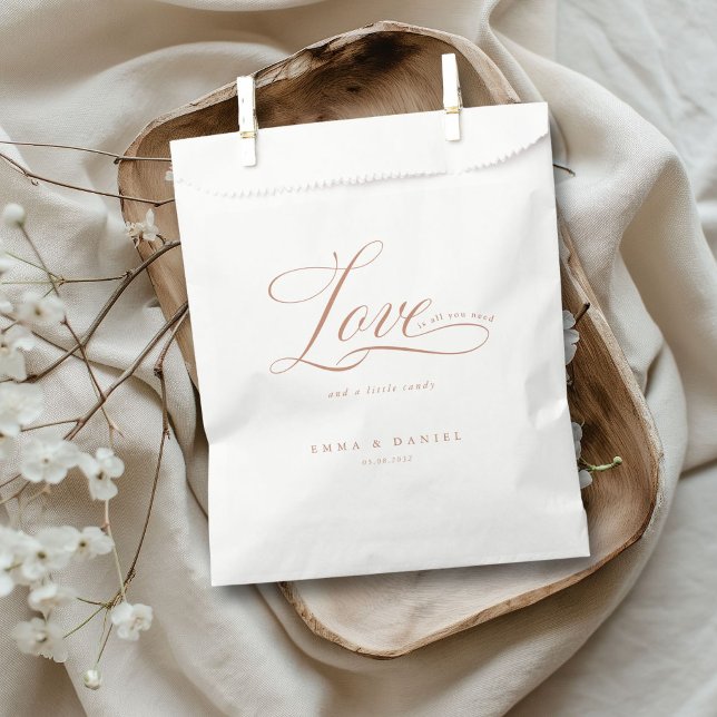 Bolsa De Papel ¡El amor es todo lo que necesitas! Boda (Love is all you need! Wedding Favor Bag with your name and date.)