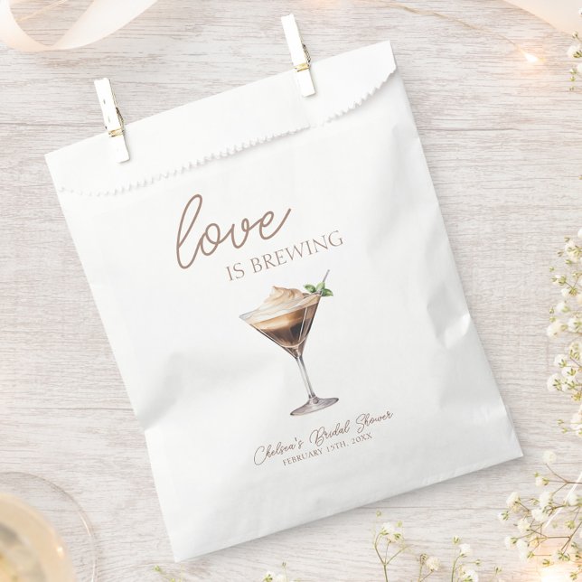 Bolsa De Papel El Amor está en la Mezcla Bridal Shower de Martini (Love is Brewing Espresso Martini Bridal Shower Favor Bags, Coffee Theme Bridal Brunch, Chic, Trendy)