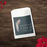 Bolsa De Papel Elegante Boho Rustic Pampas & Pine Green Tan Red F<br><div class="desc">Elementos: Disposición floral moderna de boho que incluye pampas, pinos, plumas y bayas. Fuentes serif sofisticadas con acentos de script elegantes. Colores: verde cazador, esmeralda, verde azulado oscuro, verde perenne, marrón, marrón, beige, blanco, rojo, arándano, marsala. Temas: moda boho, moderno, minimalista, rústico, vintage, invierno, boda navidad, bohemio, viñedo, bodega. Colección:...</div>