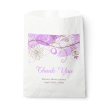 Elegante ducha de novia con giro floral en púrpura