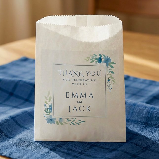 Bolsa De Papel Elegante regalo de boda floral azul (Elegant blue floral wedding gift favor bag.)