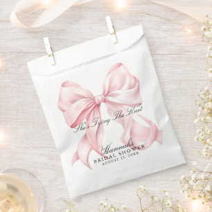 Bolsa De Papel Ella Está Atando El Lazo Rosa