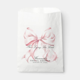 Bolsa De Papel Ella Está Atando El Lazo Rosa