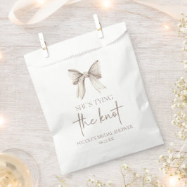 Bolsa De Papel Ella está atando la ducha de novias de piel blanca