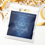 Bolsa De Papel Estrella azul moderna de David Formal Bat Mitzvah<br><div class="desc">Bellos tonos profundos de azul oscuro crean una textura como el agua en estos personalizados formales del partido Bat Mitzvah favorece las bolsas. Elegante guión minimalista blanco con el nombre de su hija en la sutil Estrella de David para una celebración judía.</div>