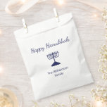 Bolsa De Papel Feliz feriado de Hanukkah Blue Menorah<br><div class="desc">Feliz bolso de favor de la fiesta de Hanukkah Holiday,  con un simple diseño de menorah azul y tipografía de escritura. Con letras en personalizable blanco,  puede agregar su propio texto. Una manera festiva de celebrar con amigos y seres queridos.</div>