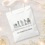 Bolsa De Papel Feliz Hanukkah desde Nueva York, NYC Chanukah<br><div class="desc">Design presenta un original ilustracion de marcadores de la ciudad de Nueva York "vestido" para la temporada de vacaciones. Sólo personaliza para un regalo de vacaciones divertido o un favor de fiesta. Este diseño también está disponible en otros productos. También hay diseños de coordenadas disponibles. ¿No ves lo que estás...</div>