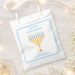 Bolsa De Papel Feliz Hanukkah Menorah Personalizado Fiesta<br><div class="desc">Personalizado lindo Feliz Hanukkah partido bolso de favor para una familia judía o un fiesta Chanukah con sinagoga. Personaliza con tu propio apellido o información de grupo en azul bajo la menorah oro de bonito en escritura azul.</div>