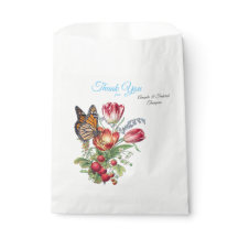 Flores acuáticas con mariposas visitantes