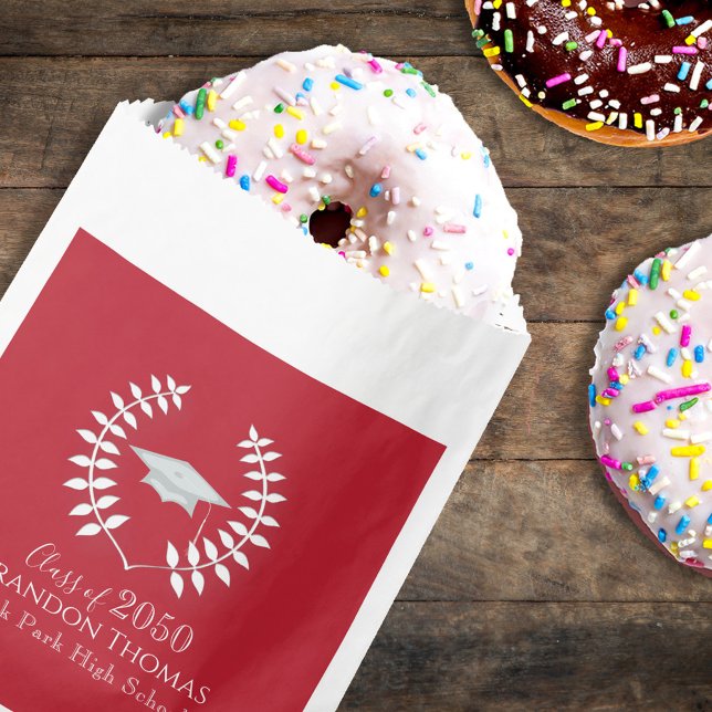 Bolsa De Papel Graduación del cardenal moderno Mortarboard Rojo (Classic cardinal red graduation candy favor bag with simple typography for party treats.)