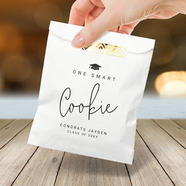 Bolsa De Papel Guión moderno Graduación de una cookie inteligente (Modern Script One Smart Cookie Graduation Favor Bag)