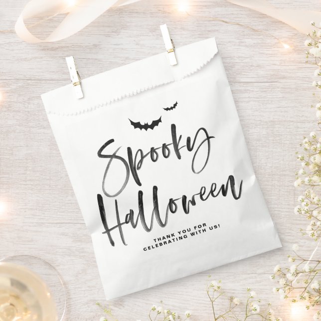 Bolsa De Papel Halloween espeluznante con letras de pincel negro (Cortado)