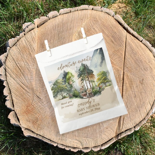 Bolsa De Papel La aventura rústica de Woodland espera a su joven  ("adventure awaits" with this rustic woodland bear and forest animals boy baby shower design.)