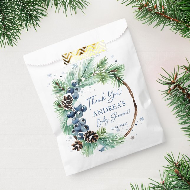 Bolsa De Papel La lluvia de invierno de pinos nevados fue un favo (Winter baby shower snowy pines wreath favor bag watercolor blue winter berries pine cones )