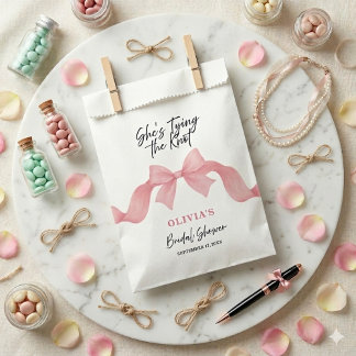 Bolsa De Papel Lazo Rosado Lindo Ella Está Atando el Nudo Despedi