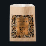 Bolsa De Papel Leopard 50th Birthday Party Kraft<br><div class="desc">Elegante estampado de leopardo está cubierto de Relieve metalizado de imitación de oro y tu fiesta de cumpleaños te agradece los detalles en letras de moda. COINCIDIENDO con los artículos de nuestra tienda. Elija bolsas BLANCAS,  ECRU o KRAFT.</div>