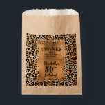 Bolsa De Papel Leopard 50th Birthday Party Kraft<br><div class="desc">Elegante estampado de leopardo está cubierto de Relieve metalizado de imitación de oro y tu fiesta de cumpleaños te agradece los detalles en letras de moda. COINCIDIENDO con los artículos de nuestra tienda. Elija bolsas BLANCAS,  ECRU o KRAFT.</div>