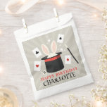 Bolsa De Papel Magic Show Magician Kids Birthday Custom Name<br><div class="desc">Un adorable espectáculo mágico de diseño de fiestas de cumpleaños para niños magos. Una hermosa magia muestra un diseño temático que se puede personalizar a tus detalles. Favoritos de cumpleaños, decoración y regalos de magia. Perfecto para los amantes de los espectáculos de magia, los magos y los diseños de los...</div>