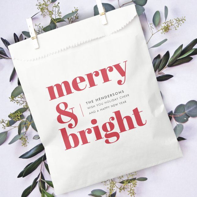 Bolsa De Papel Merry y Bright | Navidades modernos de rojo brilla (Modern retro Merry & Bright favor bag by Guava – fun, festive, and fully customizable!)