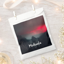 Bolsa De Papel Monograma de nubes, niebla y montañas quemadas