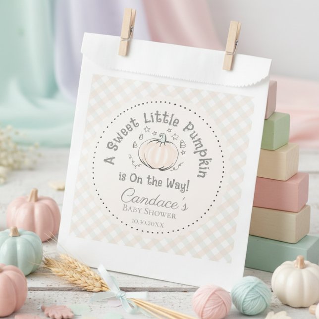 Bolsa De Papel Naranja Neutral de Género Pequeña Calabaza Baby Sh (Fall Baby Shower Gender Neutral Little Pumpkin is on the Way Favor Bags. Pumpkin & Gingham Pattern)