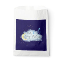 Niño de la noche de la noche azul bajo la luz de l