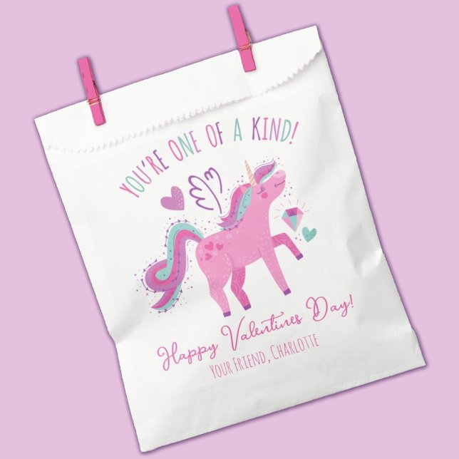 Bolsa De Papel Niños unicornios del Día de San Valentín felices (A cute Valentine's Day Unicorn Classroom Favor Bag. So fun for a school Valentine's exchange.)