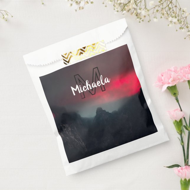 Bolsa De Papel Nubes quemadas, niebla y montañas monograma en el  (Sellado)