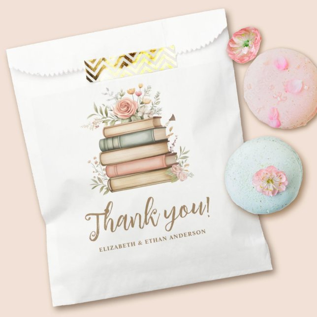 Bolsa De Papel Nuestro próximo libro de historias de capítulo Bab (give a special treat for your guests in this pretty book themed baby shower favor bag.)